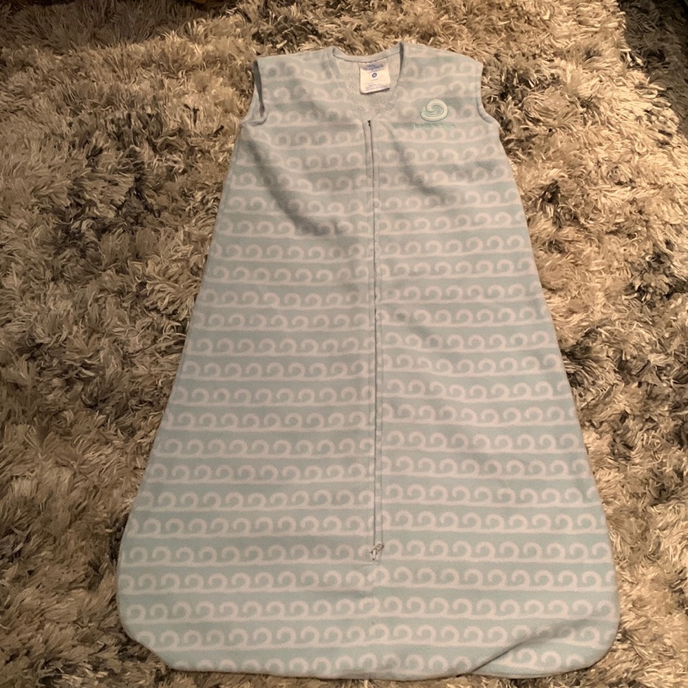 Halo SleepSack Medium 6-12 mons / 16-24 lbs, 100% polyester.